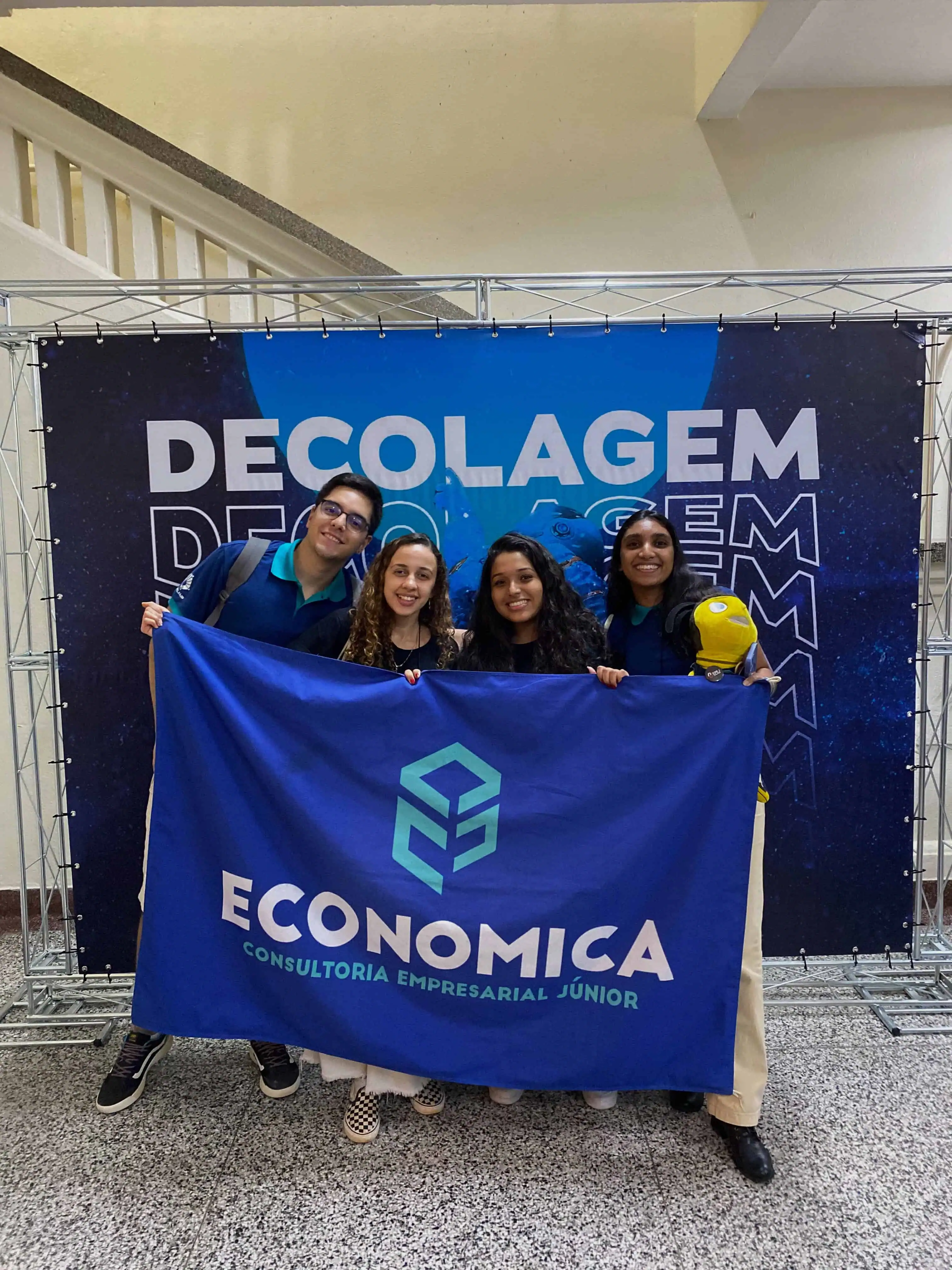 Movimento Empresa Júnior - estudantes universitários em ambiente empresarial